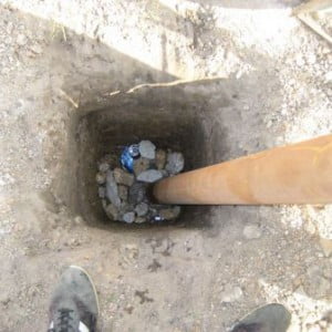 Забивание и тромбование опорных столбов перед бетонированием фото